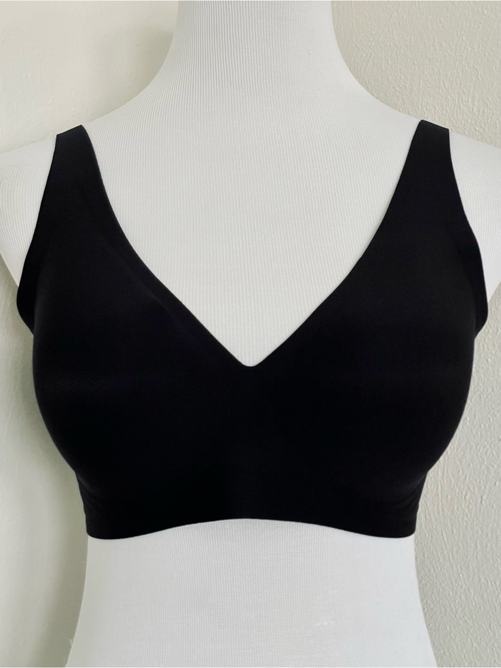 NWT VertVie Black Seamless Wireless V-Neck Bralette - Size Large